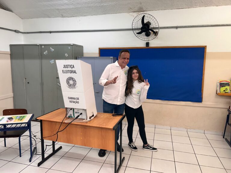 Paramoschi vota nesta manhã em Jundiaí acompanhado da filha