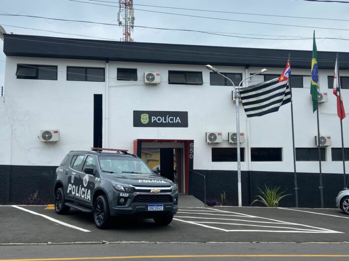 Polícia prende duas pessoas com material de campanha próximo a local de votação em Sumaré