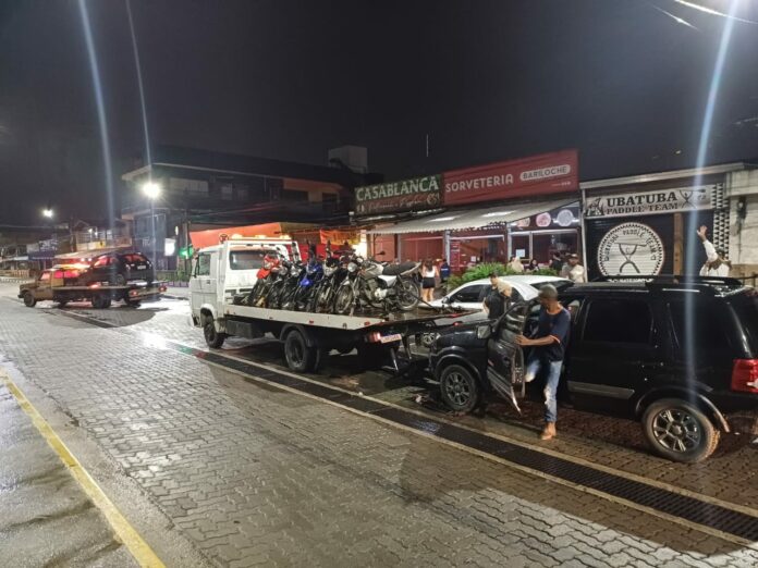 Operação de PM contra fluxos remove veículos de avenida de praia em Ubatuba