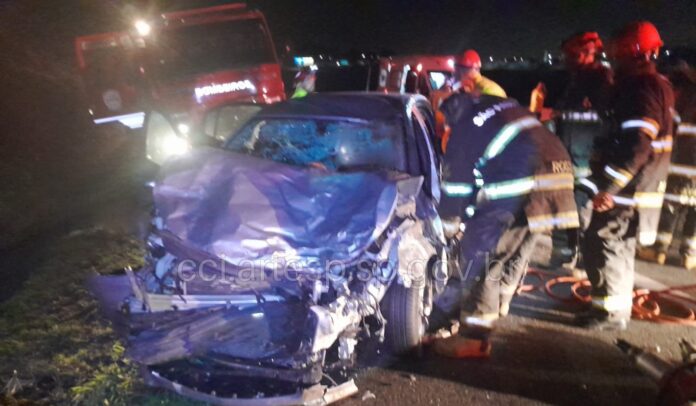 Três pessoas morrem em acidente envolvendo carros, caminhão e boi em São José dos Campos