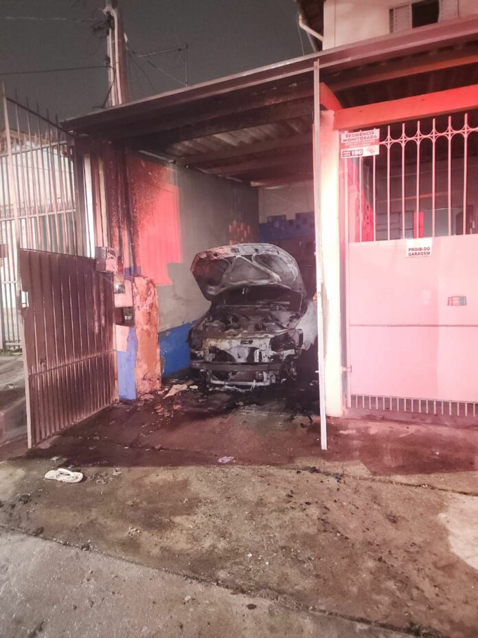 Homem de 31 anos é preso após atear fogo em carro da namorada em São José