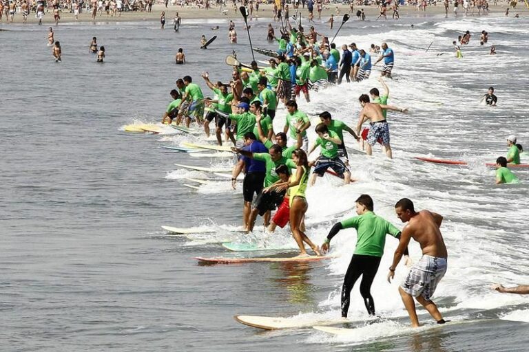 RECORDE NO MAR: Mais de 200 surfistas pretendem deslizar sobre a mesma onda