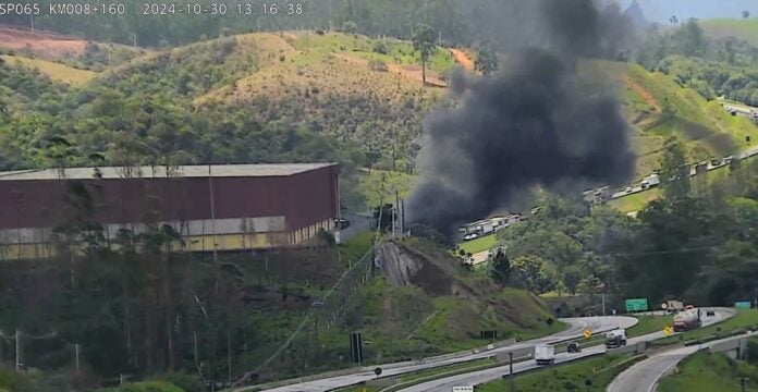 VÍDEO: Carreta pega fogo e Dom Pedro I é bloqueada por 2h em Jacareí