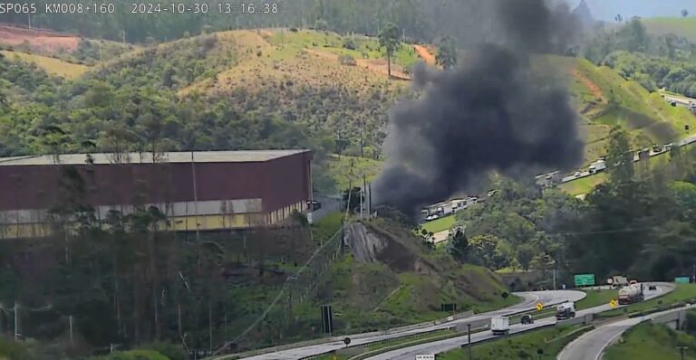VÍDEO: Carreta pega fogo e Dom Pedro I é bloqueada por 2h em Jacareí