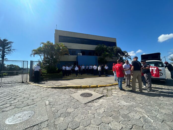 Motoristas e cobradores do transporte público de Jacareí fazem greve