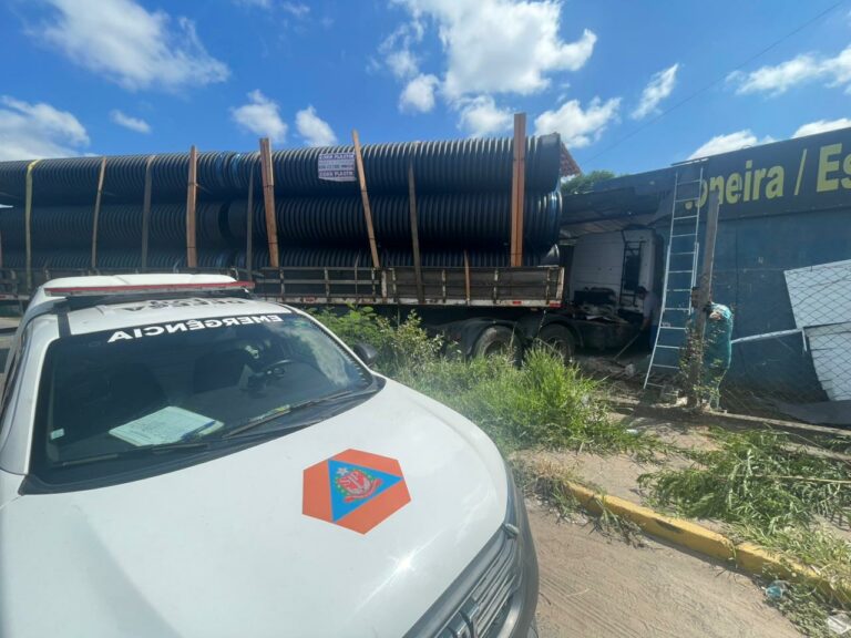 Caminhoneiro passa mal e colide com muro na Marginal Rio Jundiaí