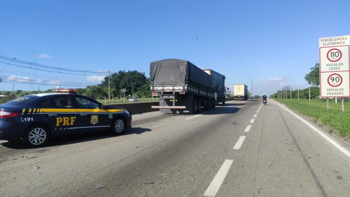 Engavetamento entre três caminhões causa congestionamento na Dutra em São José Engavetamento entre três caminhões causa congestionamento na Dutra em São José