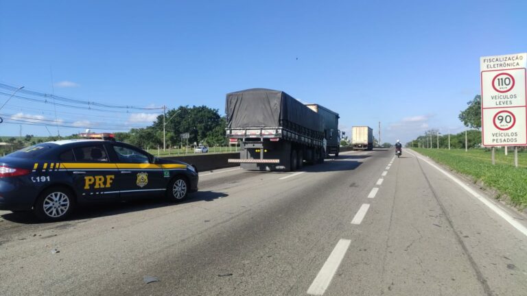 Engavetamento entre três caminhões causa congestionamento na Dutra em São José