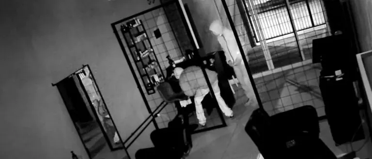 VÍDEO: Barbearia é furtada e tem cerca de R$ 12 mil em prejuízo em São José