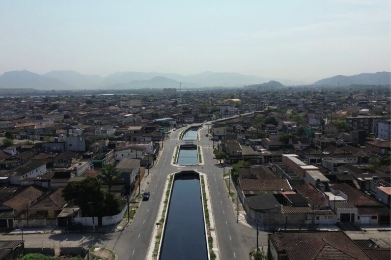 Instalação de comportas avança e obra de canal está prestes a ser concluída no projeto contra enchente em São Vicente