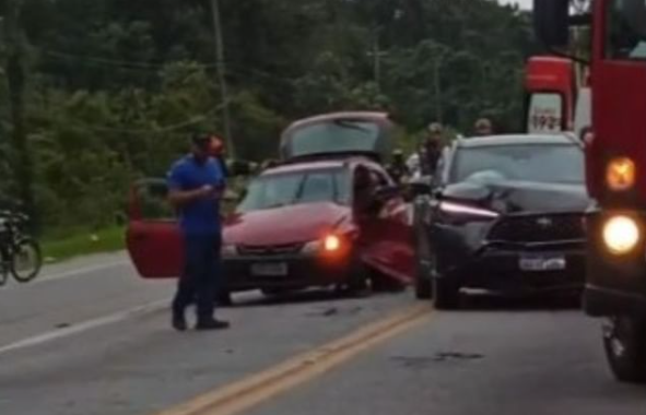 Motorista faz conversão irregular, causa acidente em Bertioga e acaba preso nas ferragens
