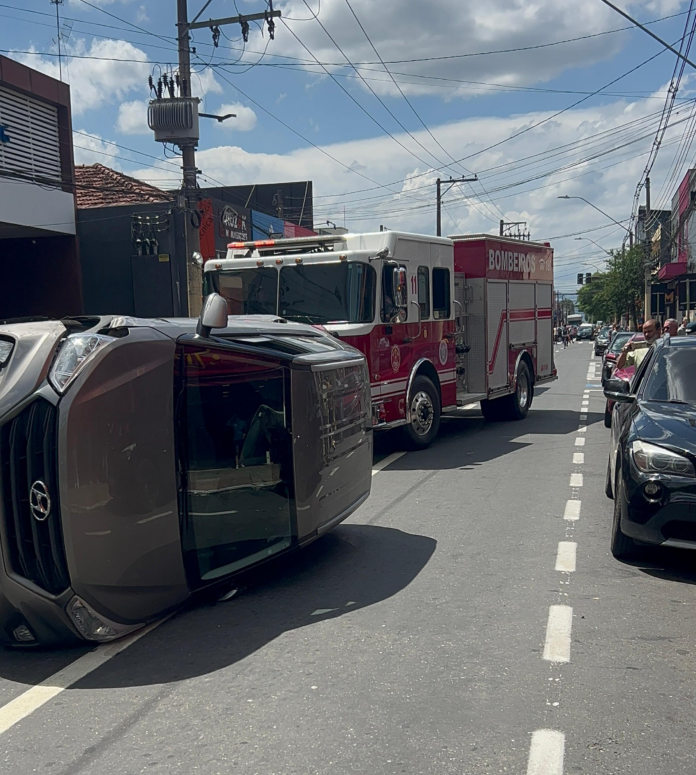 VÍDEO: Carro capota após bater em outro no Centro de São José dos Campos
