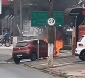 Carro pega fogo em avenida de Barão Geraldo em Campinas