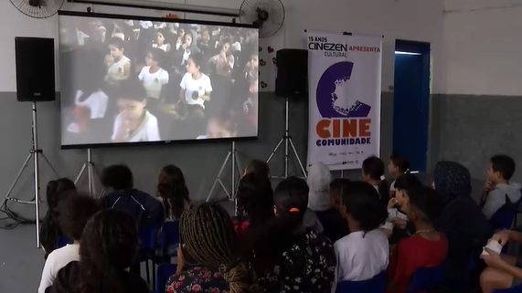 Crianças do projeto Tia Egle têm sessão de cinema e pipoca do Cine Comunidade Santos; Confira!