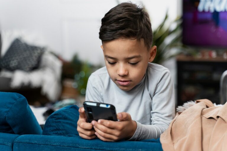 Educação positiva ajuda na educação de filhos, mas conteúdo de redes sociais pode distorcer abordagem
