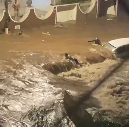 Jovem é arrastada por enxurrada na região do Curtume, em Campinas; bombeiros realizam buscas