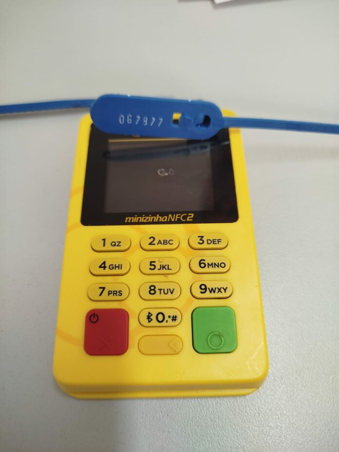 Durante a abordagem, os policiais encontraram duas máquinas de cartão, que foram utilizadas nos golpes, além de vários objetos domésticos de origem suspeita.