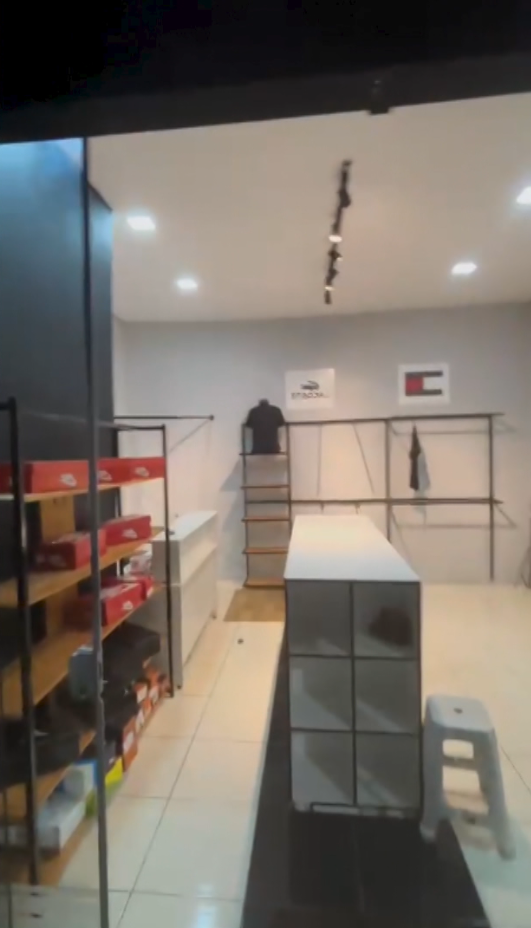 Ao chegar na loja, que estava aberta há apenas cinco meses, Felipe encontrou o espaço completamente vazio.