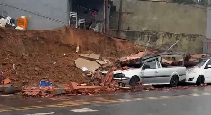 No bairro Satélite Íris, um muro desabou sobre dois carros, causando danos materiais.