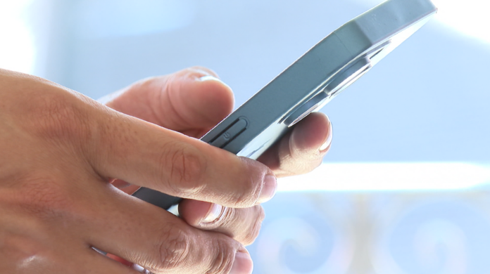 Na ligação, os golpistas afirmaram que ela tinha uma dívida em aberto e precisaria realizar uma prova de vida para entender o débito.