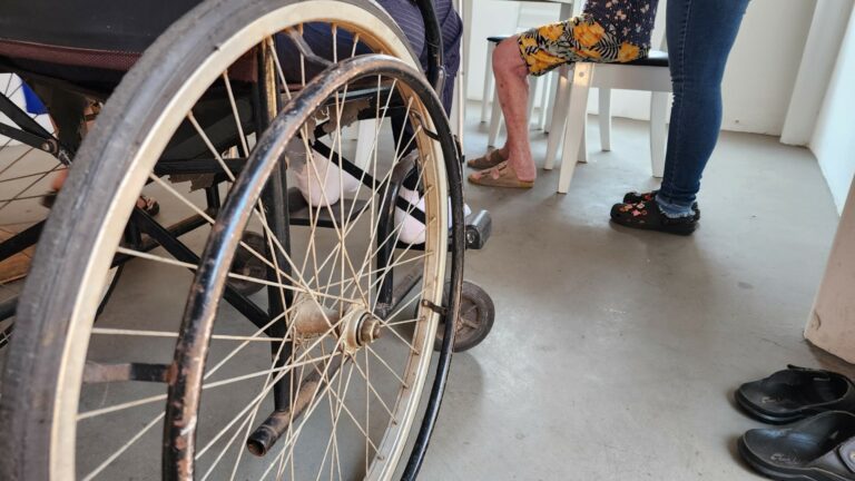 Três idosos, com idades entre 75 e 90 anos, foram encontrados em situação de maus-tratos. Os familiares foram imediatamente acionados para resgatar os residentes.