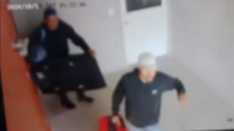 Dupla invade casa enquanto moradora estava viajando e faz a limpa