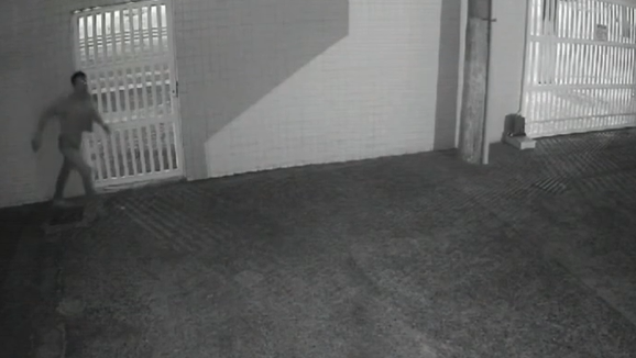 Ladrão escala portão, invade prédio, e sai pela porta da frente com veículo roubado em Praia Grande;VÍDEO