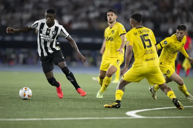Botafogo perde no Uruguai, mas confirma final brasileira na Libertadores contra o Atlético-MG