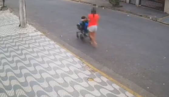 Mulher é assaltada com filha cadeirante em Praia Grande e ladrão ameaça criança; VÍDEO