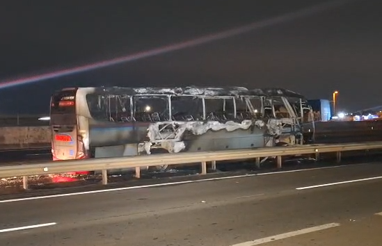 Ônibus de viagem com 43 passageiros pega fogo na rodovia Anhanguera