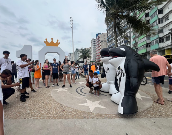 SÃO VICENTE: Organizadas e mascotes do Santos comemoram um ano de inauguração do Píer do Pelé