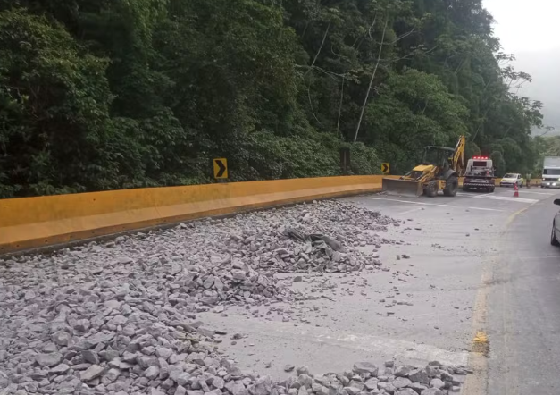 Caminhão carregado com pedras tomba em rodovia do litoral de SP e deixa faixa interditada por mais de 5 horas
