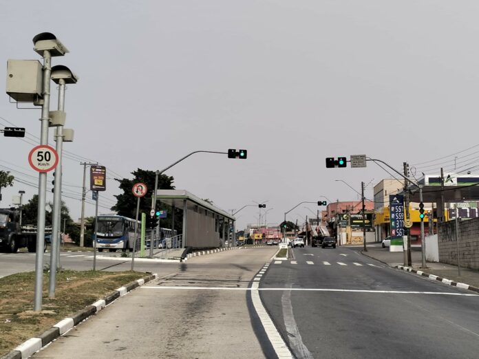 Faixas informativas foram instaladas no trecho para alertar a população sobre a ativação do radar.