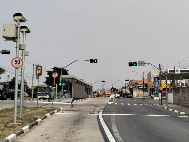 Faixas informativas foram instaladas no trecho para alertar a população sobre a ativação do radar.