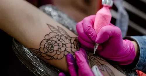 Shopping de Santos celebra Outubro Rosa com arte, música, conscientização e tatuagem; Confira!