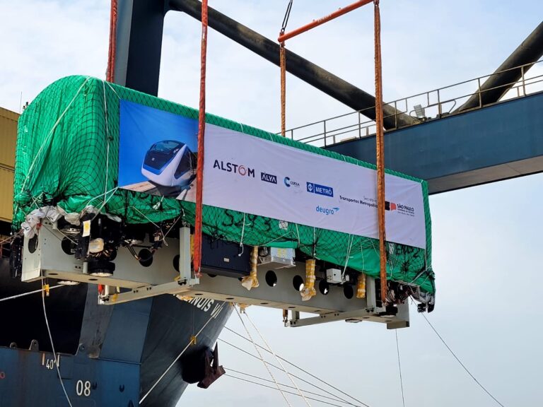 Novo trem da Linha 15-Prata chega ao Brasil pelo Porto de Santos