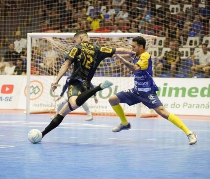 O São José Futsal encara o Umuarama-PR na noite desta terça-feira (22), pelo segundo jogo das oitavas de final da LNF. A partida decisiva será disputada no ginásio do Tênis Clube, a partir das 21h. O ingresso para o jogo deve ser trocado por sal, leite em pó ou farinha de trigo. Os itens serão destinados ao Fundo Social de São José dos Campos.