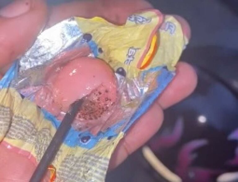 Mãe denuncia pirulito supostamente envenenado entregue para criança em Araçatuba