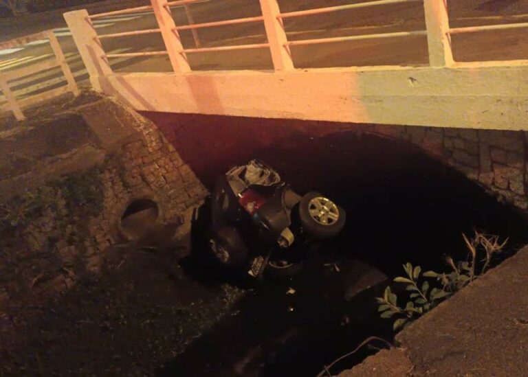 Carro com seis ocupantes cai em córrego em Birigui; jovem sem habilitação dirigia veículo