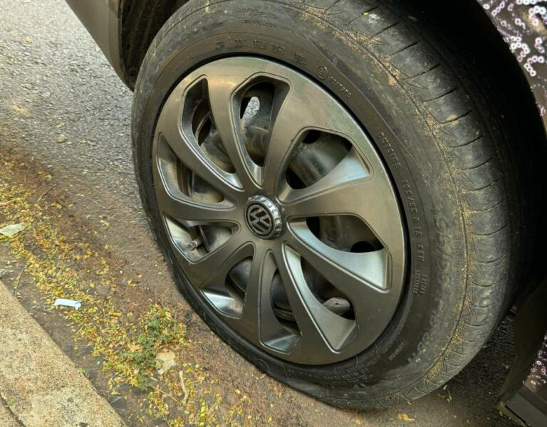 Músico tem pneus do carro cortados após apresentação em Araçatuba