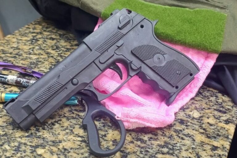 Homem é preso após tentar furtar portão de condomínio e portar simulacro de arma de fogo