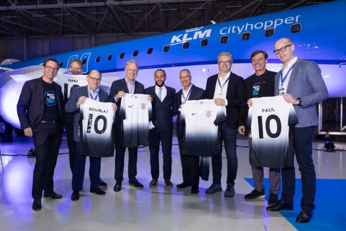 Memphis Depay, jogador do Corinthians, participa de entrega de aviões da Embraer para empresa holandesa