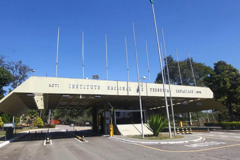 Com bolsas de até R$ 10 mil, Inpe abre vagas para o Programa Queimadas
