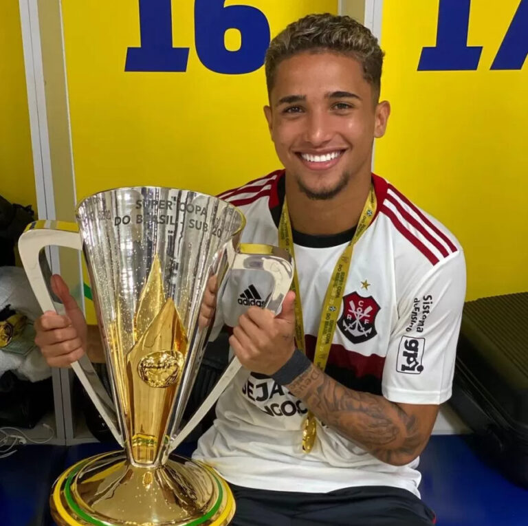 São José anuncia lateral-direito Luis Gustavo, que passou pela base do Flamengo, para a disputa da Série A2