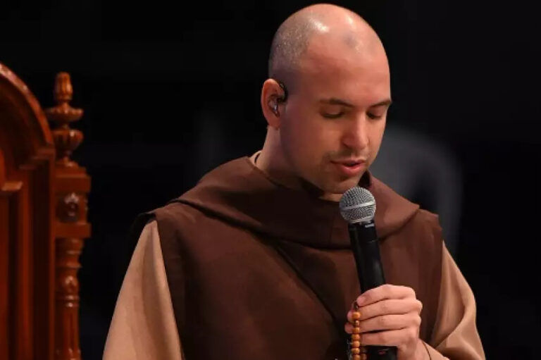 Famoso nas redes sociais, Frei Gilson participa de evento no Vale