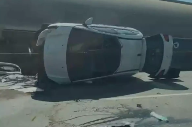 Carro tenta ultrapassar caminhão em avenida de Santos e acaba tombado