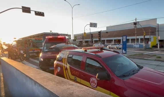 Idoso é atropelado por motociclista foragido na John Boyd