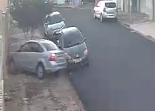 CARRO CASA Motorista perde controle e carro invade casa no Jardim Europa em Mogi Mirim