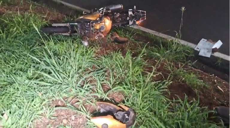 Jovem de 21 anos morre ao colidir motocicleta contra poste; veículo foi encontrado 15 metros à frente do local do acidente