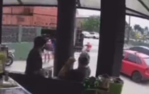 Idoso tenta passar linha férrea e é atropelado por trem em cidade do litoral; VÍDEO